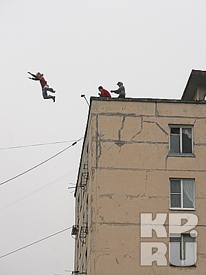 Эрик Мухаметшин решил показать всем, что он лучший трейсер если не во всем мире, то в Петербурге точно. 10 ноября он обещал совершить «безумный» трюк – без страховки - прыгнуть с крыши восьмиэтажного дома на пятиэтажный. Вот так вот запросто пролететь три этажа и расстояние почти в десяток метров. Но в день «икс» от идеи Эрик отказался – отговорила «Комсомолка» Фото - Тимур ХАНОВ