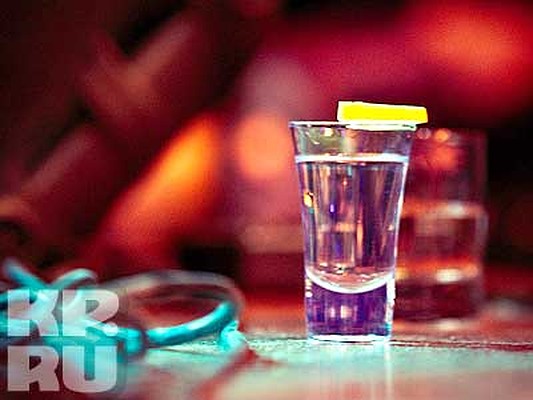 Поклонники Гребенщикова угостили его водкой с лимоном. Правда, пить он ее не стал…