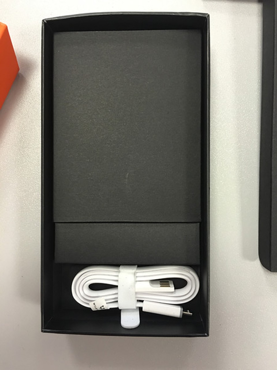 В комплектацию Wileyfox Storm входит USB-провод, гарантийный талон и пользовательская информация