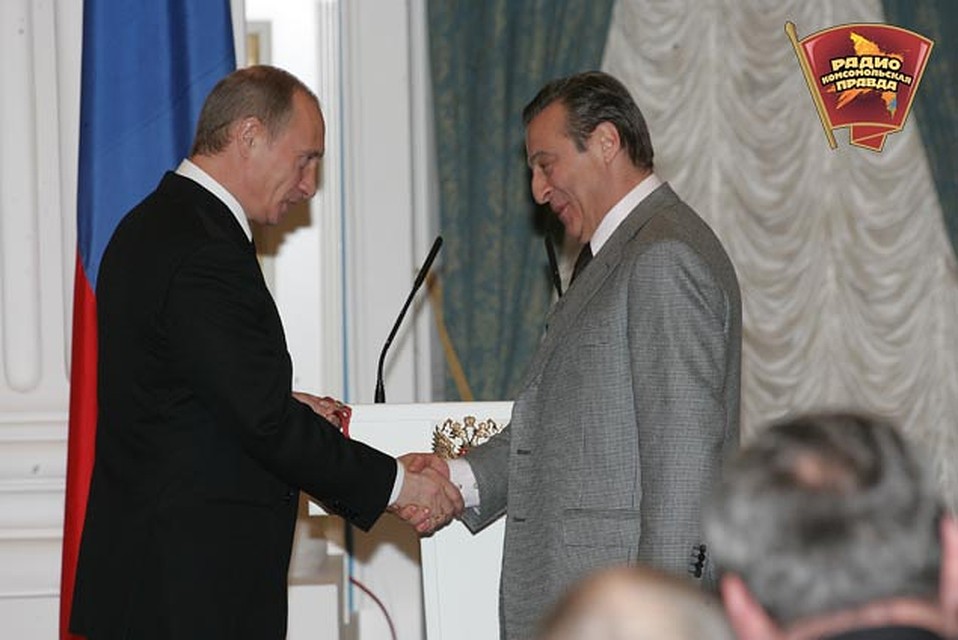 Президент РФ Владимир Путин награждает художественного руководителя Театра Эстрады Геннадия Хазанова орденом "За заслуги перед Отечеством" третьей степени. Фото: Анатолий ЖДАНОВ