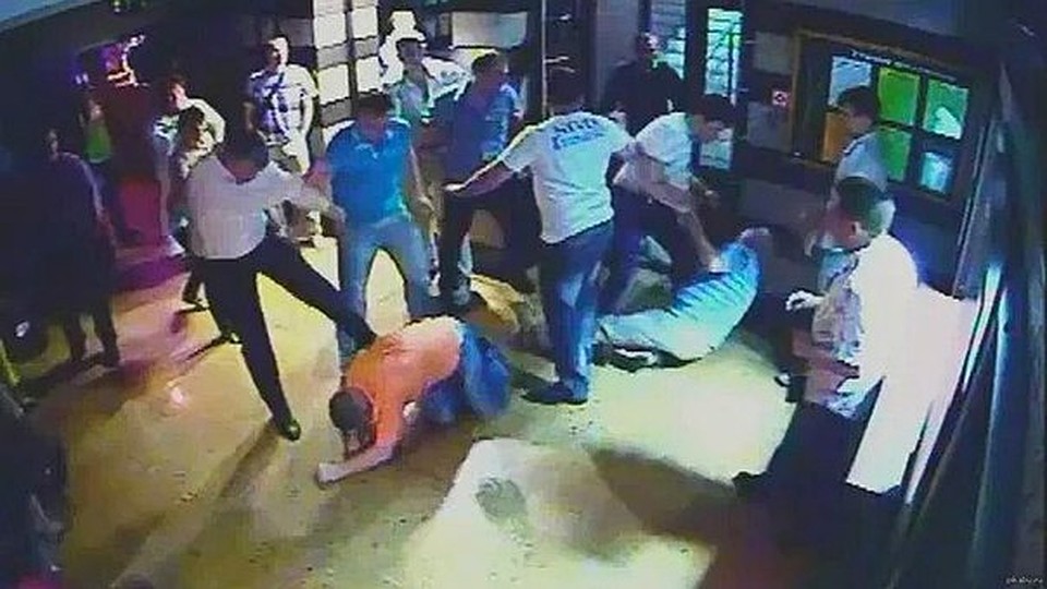 Многие порталы снабдили новость о драке фотографией потасовки в Хакасии трехлетней давности.