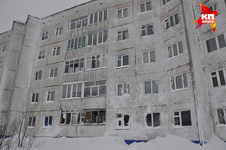 Стихия выбила окна во многих квартирах домов №14 и 16 на улице Комсомольской. Фото: Александра ЛЕБЕДЕВА