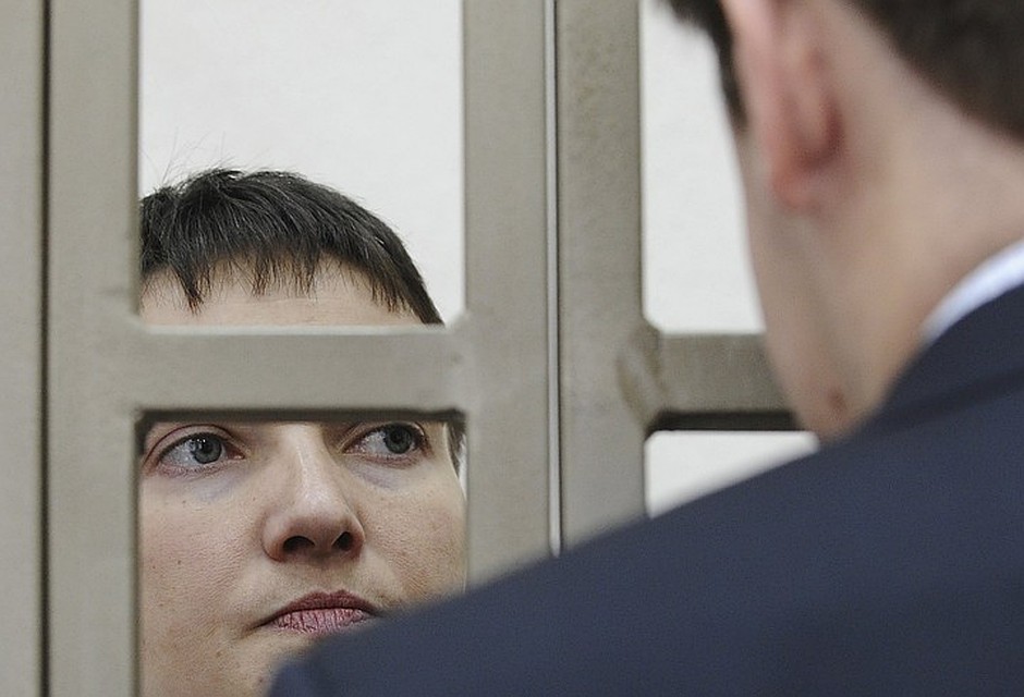 Савченко общается с адвокатами. Фото: REUTERS