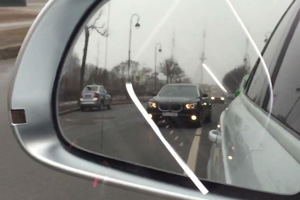В кадре отчетливо видно полицейскую машину. Фото: съемка видеорегистратора