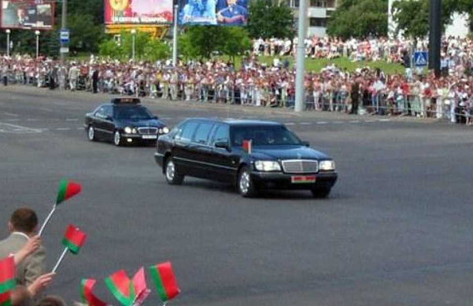 Лимузин на базе шестисотого привозит президента на парад 3 июля 2008 года. Фото из личного архива.
