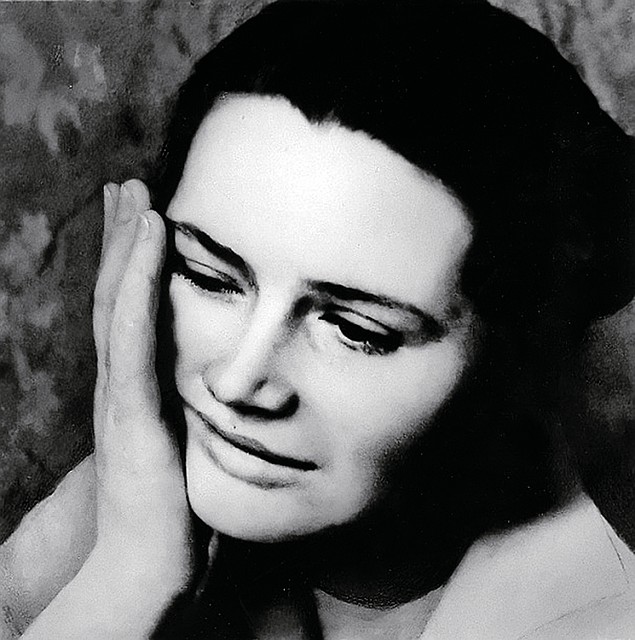 Валентина Гагарина. 12 апреля 1961-го. Василий Песков сделал этот снимок в минуту, когда по радио объявили: «Космический корабль «Восток» пошел на посадку». Фото: из книги В. Пескова «Шаги по росе»