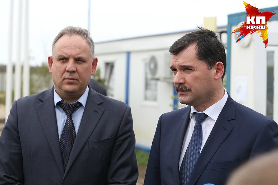 Зампред правительства области Василий Разделкин и глава Росавиации Александр Нерадько (справа). Фото: Роман ЗЛОБИН