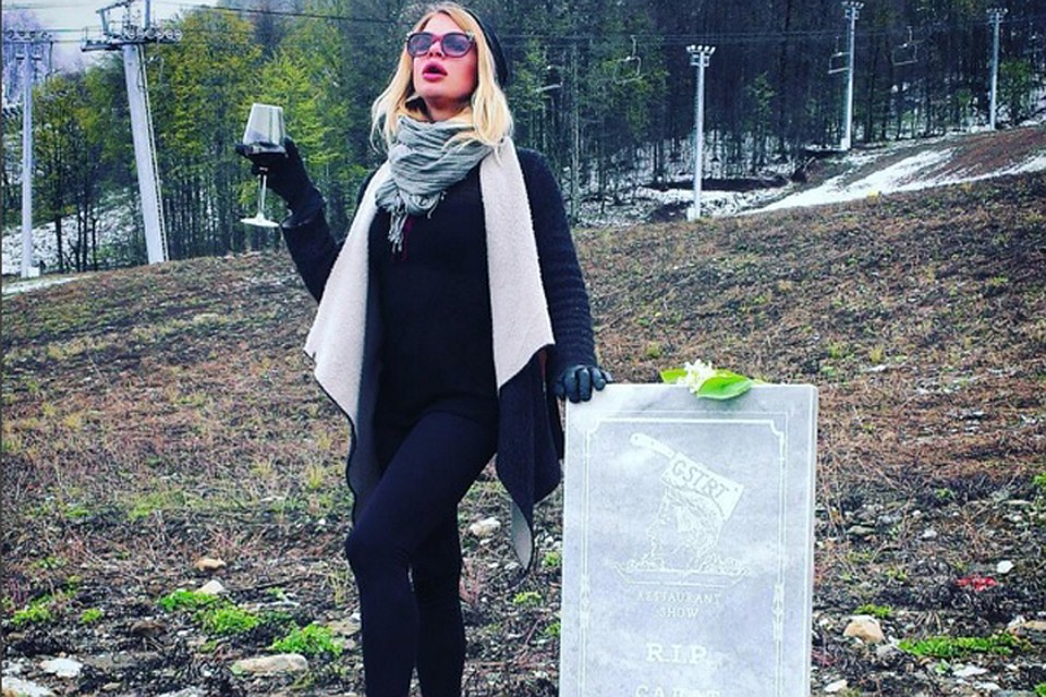 Некоторые позировали у памятника с бокалом шампанского. Фото: соцсети