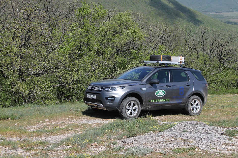 На таких Land Rover Discovery Sport мы заползли на вершины окрестных гор, чтобы с высоты птичьего полета полюбоваться на Балаклаву и на гору Таврос. Фото Владимира Гаврилова