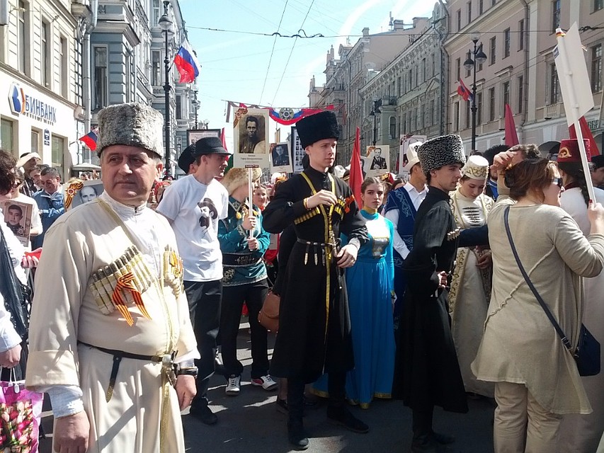 Второй год диаспоры и землячества Петербурга выходят отдельным батальоном в составе Бессмертного полка. Фото: Екатерина ЕФИМОВА