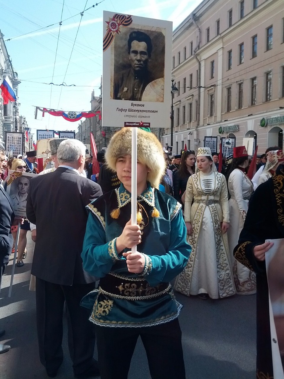 Арслан Идрисов с портретом прадеда. Фото: Екатерина ЕФИМОВА