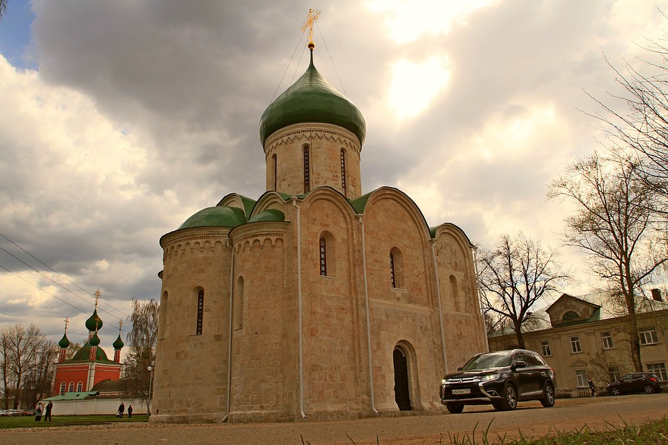Спасо-Преображенский собор - главных архитектурный памятник города. Юрий Долгорукий заложил его в 1152 году. Фото автора