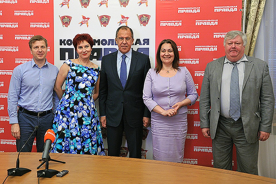 Журналисты "Комсомолки" и Сергей Лавров после Прямой линии. Фото: Михаил ФРОЛОВ