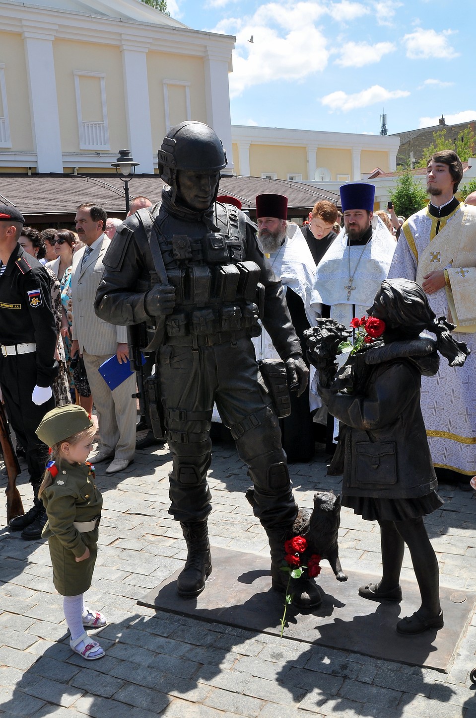 Скульптуру изготовили в Москве по образу бойца российской армии. Фото: Виталий ПАРУБОВ