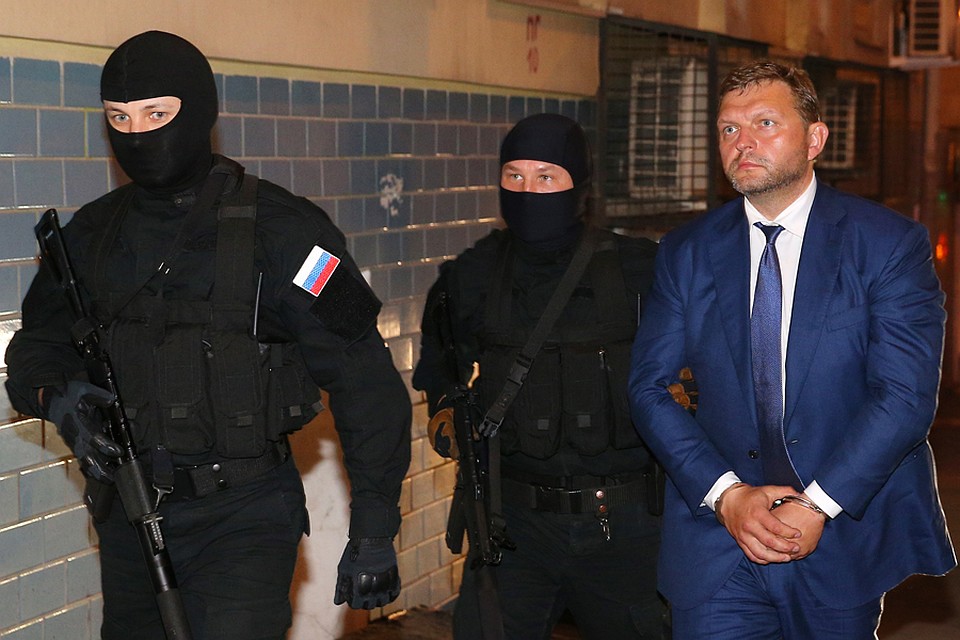 Губернатора доставили в центральный аппарат СКР для проведения необходимых следственных действий. Фото: Дмитрий Серебряков/ТАСС