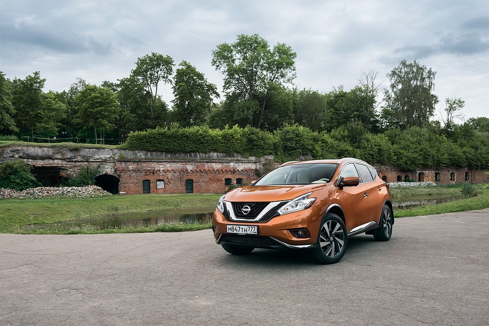 К форту №5 ведет великолепная дорога. Фото Nissan