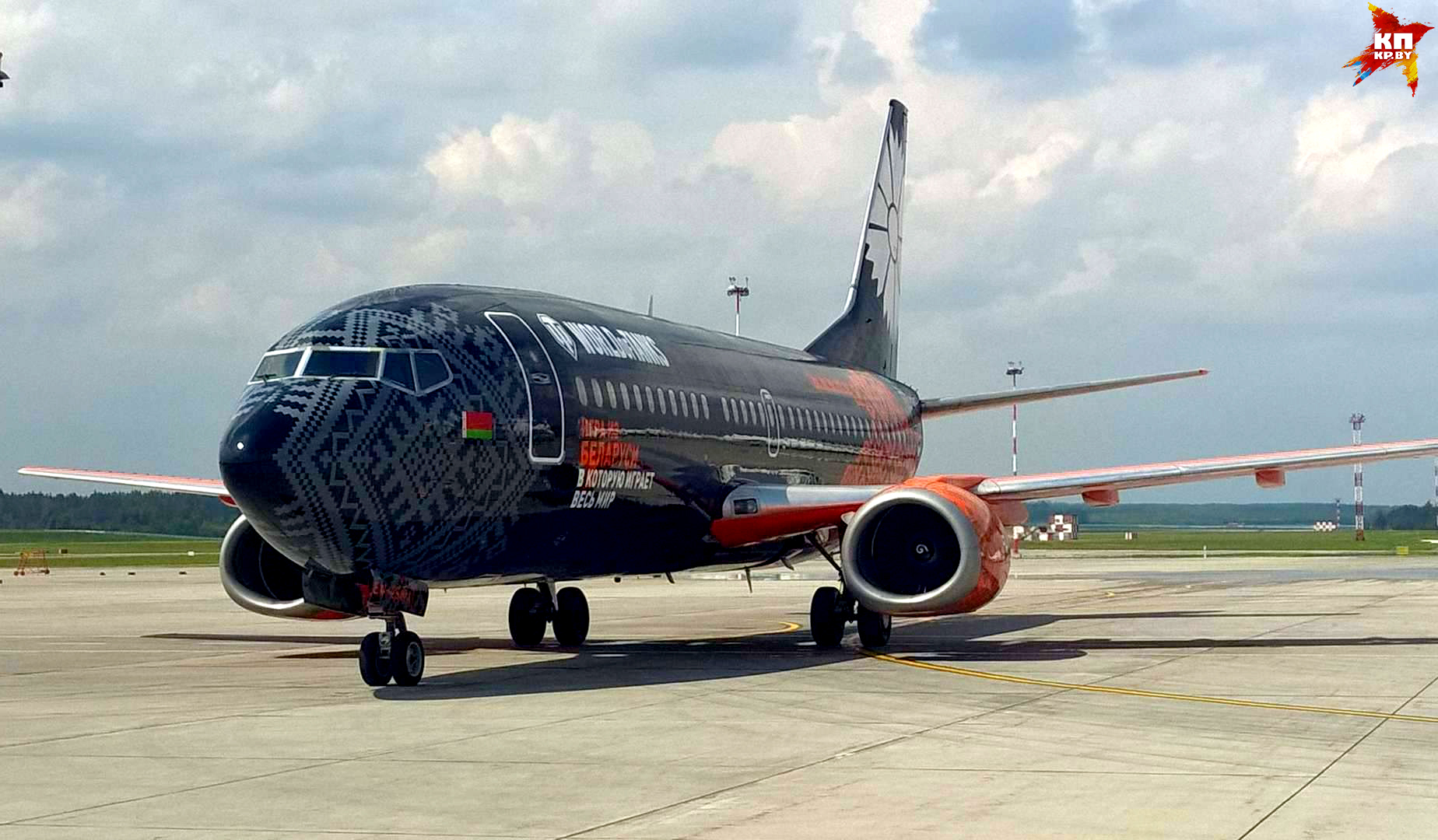 Черно-оранжевый самолет World of Tanks будет выполнять регулярные и чартерные рейсы.