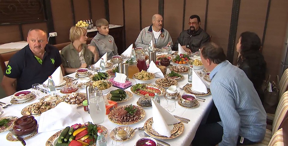Закуски президентского стола: жареная рыба, селедка с лучком, мясные нарезки, свежие огурцы, помидоры, перец и редис. Кадр БелТА.