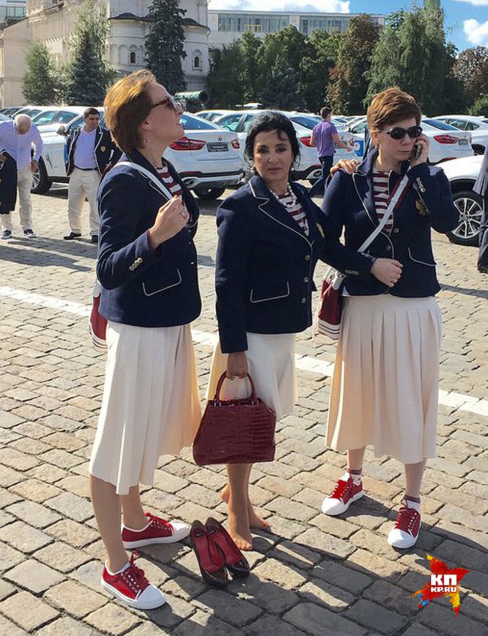 Ирина Винер в ожидании премьера сняла туфли прямо на кремлевской мостовой. Фото: Елена КРИВЯКИНА
