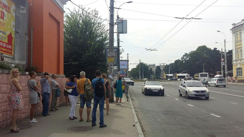 В Симферополе после 21.00 проблематично уехать в большинство отдаленные районов города. Чиновник обещают, что троллейбусы будут ходить и после полуночи. Фото: Анастасия КУРДЮКОВА