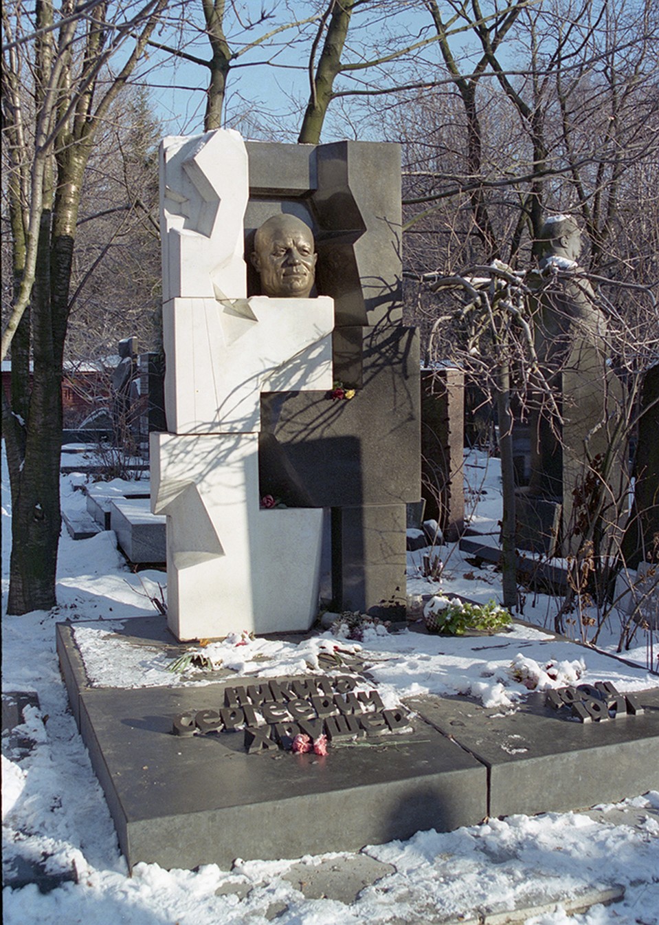 Памятник и могила Никиты Хрущева на Новодевичьем кладбище. Фото Мусаэльян Владимир/Фотохроника ТАСС