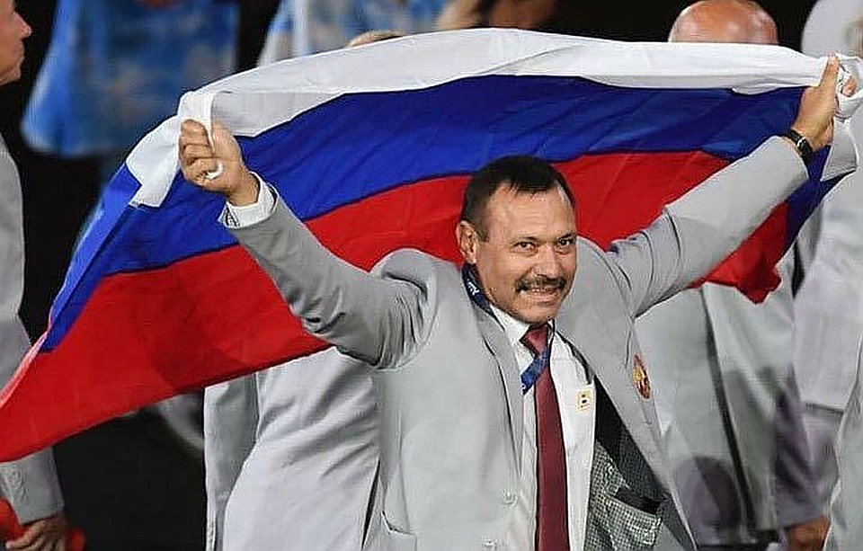 Фомочкин развернул флаг России во время церемонии открытия Паралимпийских игр. Фото: twitter.com