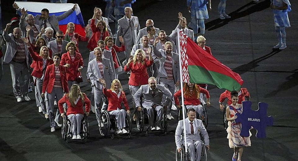 Фомочкин шел в конце колонны белорусских паралимпийцев. Фото: REUTERS