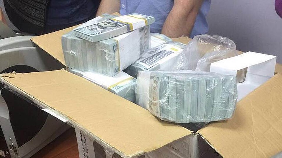 Наличные доллары были опечатаны бандеролью желтого цвета - это фабричная денежная упаковка одной из 12 американских типографий Федеральной резервной системы. ФОТО: Оперативная съемка, предоставлено kommersant.ru