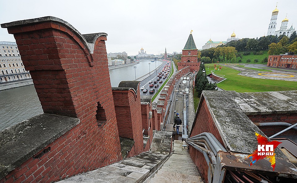 Коммуникации на стене Московского кремля. Фото: Владимир ВЕЛЕНГУРИН