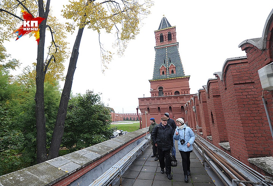 Журналисты "Комсомолки" на стене Кремля. Фото: Владимир ВЕЛЕНГУРИН