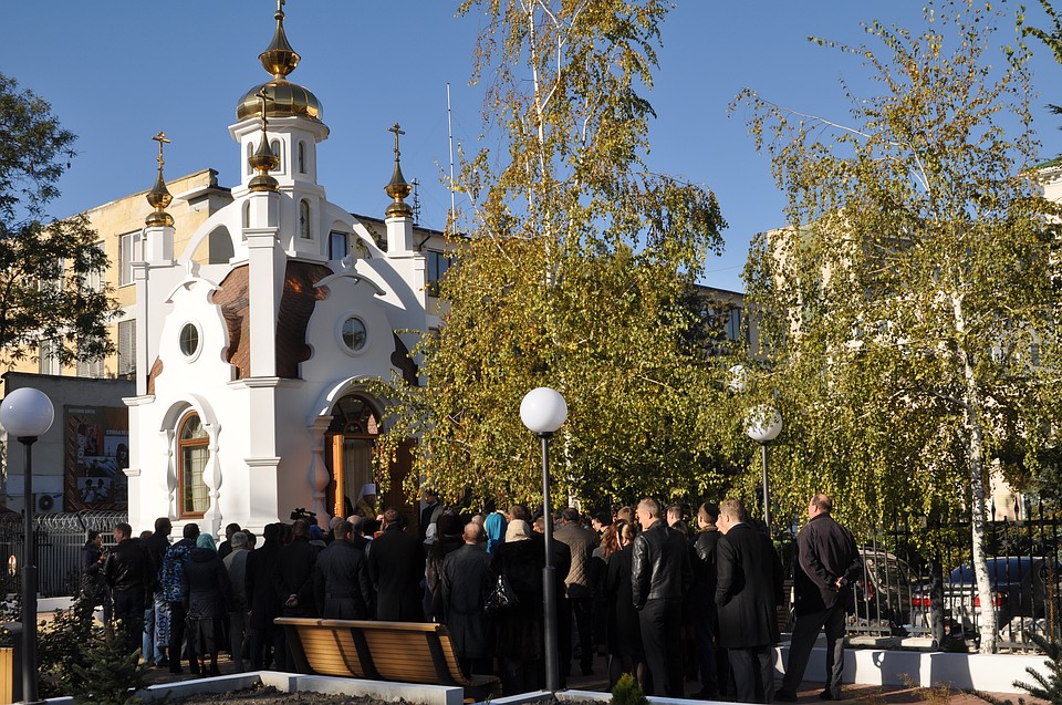 Теперь возле прокуратуры Крыма есть маленький, но очень уютный сквер. Фото: Анастасия МЕДЫНЦЕВА