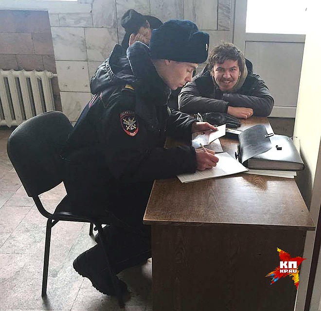 Полицейский составляет протокол на фотокорреспондента "Комсомолки". Фото: Владимир ВОРСОБИН