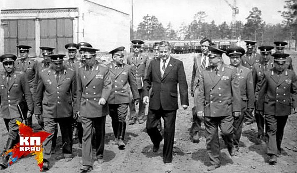 Снимок сделан в 1979-м году. Борис Ельцин идет по территории 32-го военного городка вместе с офицерами во врем эпидемии сибирской язвы.