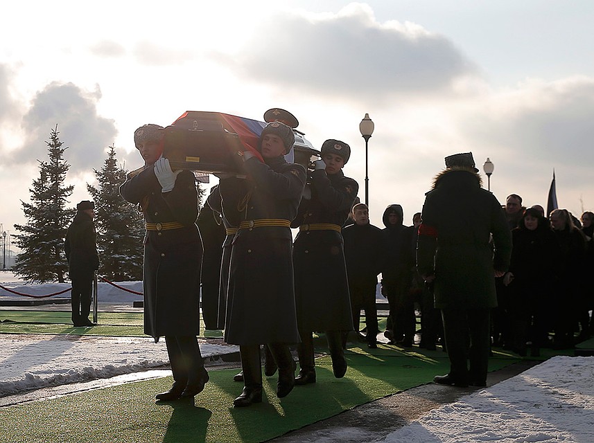 Погибшим в катастрофе Ту-154 над Черным морем отдали воинские почести Фото: REUTERS