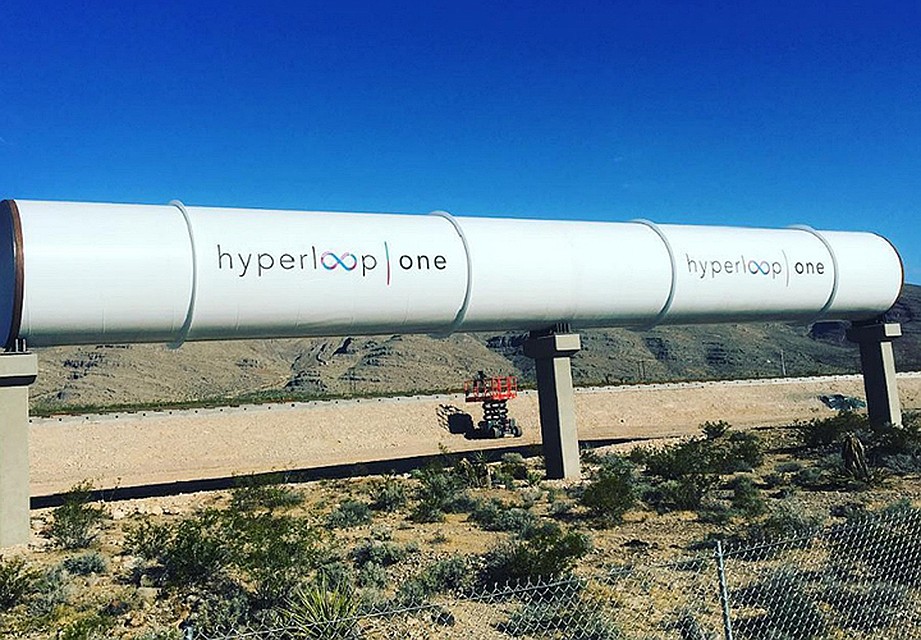 Снаружи все это будет похоже на большой нефтепровод. Сами трубы диаметром 2,3 метра будут проходить по специальным опорам, которые не боятся землетрясения. Фото: hyperloop-one.com.