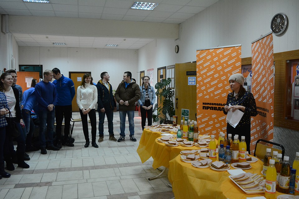 Фуршет в подарок на День студента. Фото: Инга САФРОНОВА
