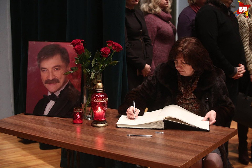 Наталья Кочанова оставила запись в книге соболезнований. Фото: Павел МАРТИНЧИК