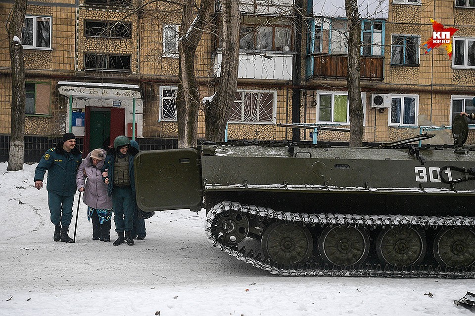 Вывозить жителей помогает бронированный тягач МТЛБ. Фото: Виктор ГУСЕЙНОВ