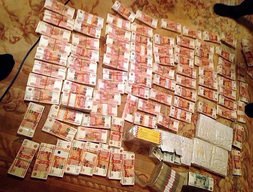 По месту жительства губернатора было изъято более 700 миллионов рублей в различной валюте Фото: ОПЕРАТИВНАЯ СЪЕМКА