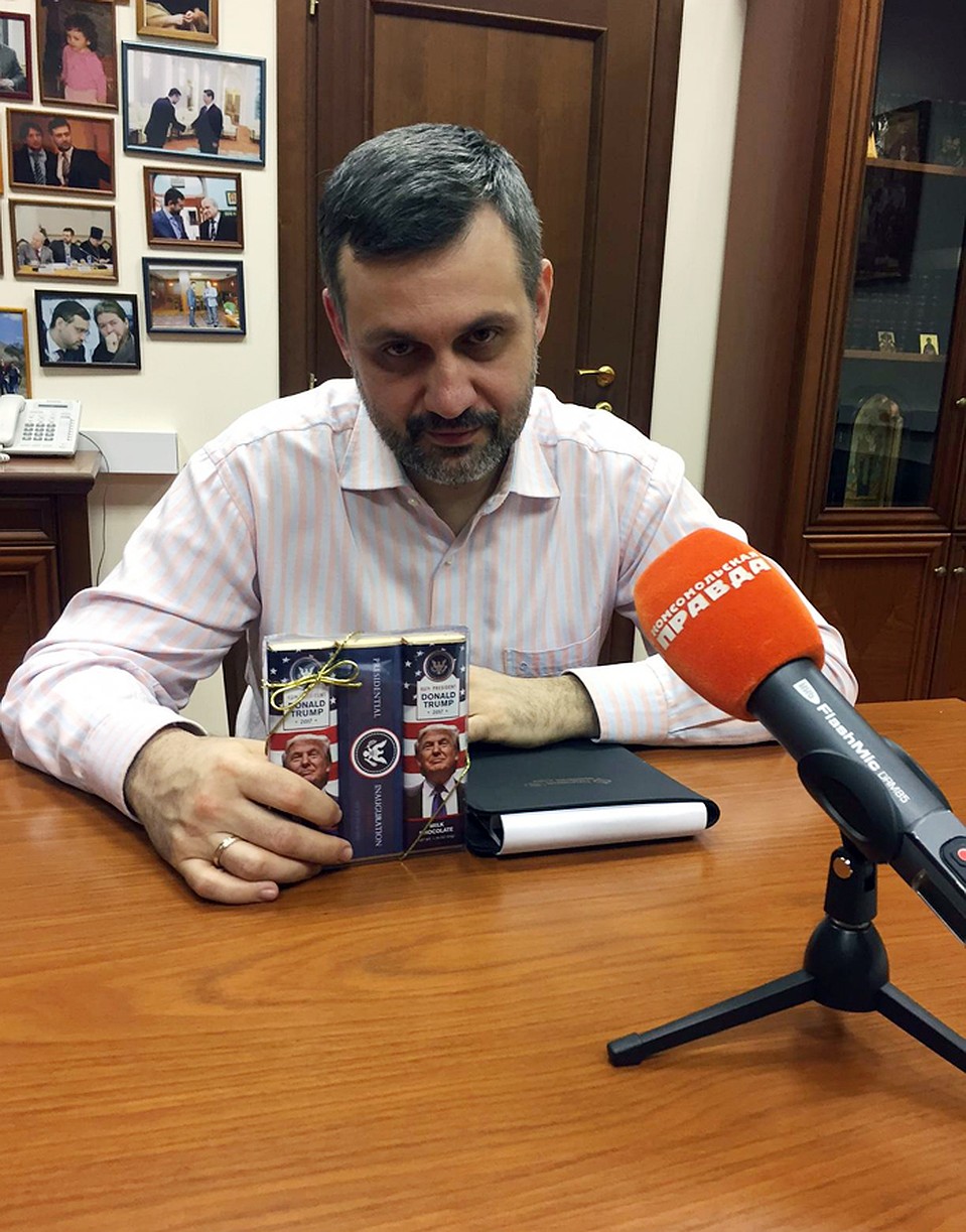 Владимир Легойда с подаренным "Комсомолкой" шоколадным Дональдом Трампом с инаугурации. Русская церковь с интересом следит за событиями в США Фото: Елена ЧИНКОВА
