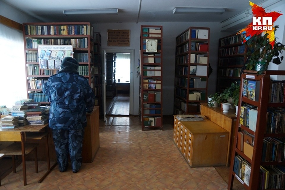 Библиотека колонии расположена в деревенском домике со скрипучей дверью и партами у окошка Фото: Алексей БУЛАТОВ