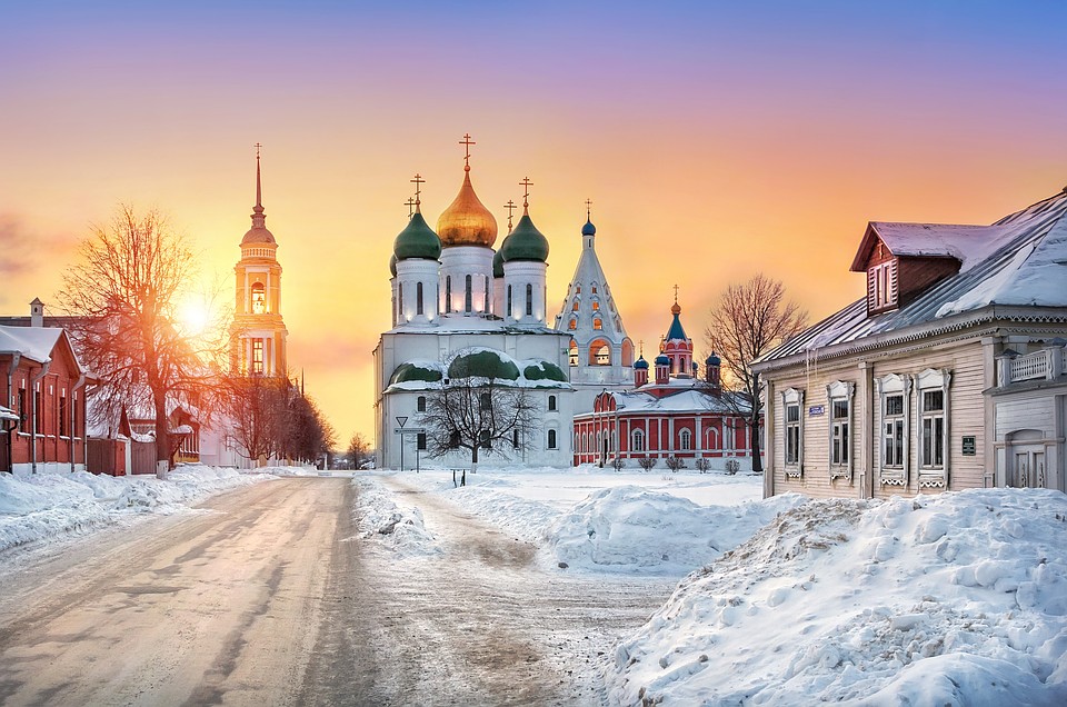 Высота стен Коломенского кремля - 21 метр. Фото: Baturina Yuliya/Shutterstock.com, предоставлено Туту.ру