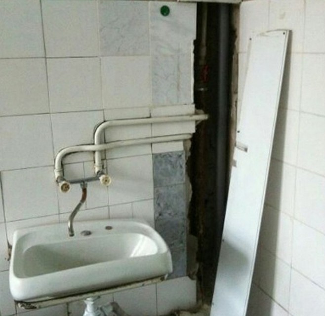 В стенах зияют пустоты. Фото: twitter.com/typodar