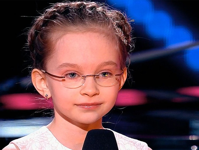Строгое жюри ополчилось на 8-летнюю Вику Старикову, которая, по их мнению, просто не имела права петь такую взрослую песню Земфиры Фото: Первый канал