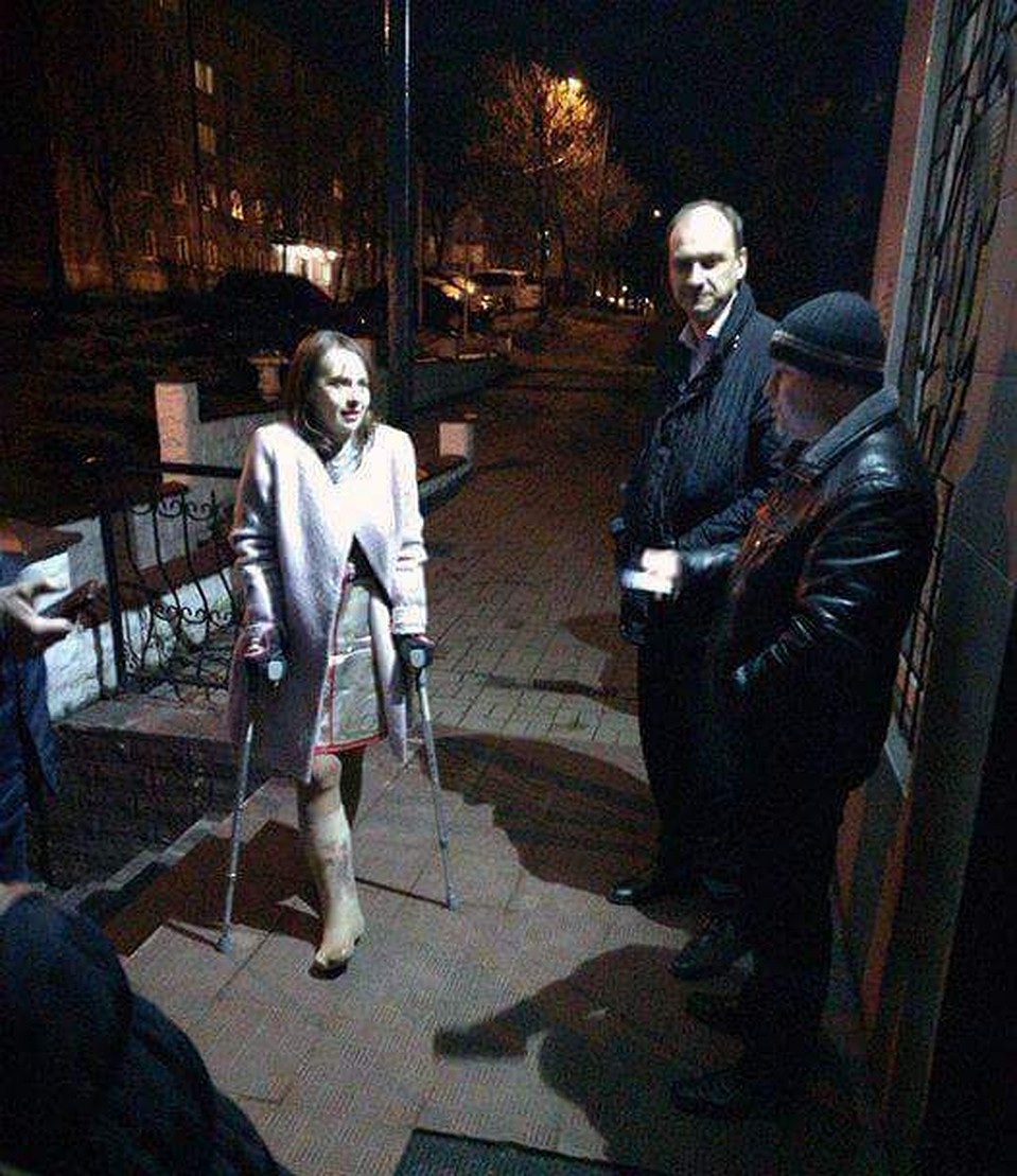Канопацкая у здания милиции в Молодечно. Фото: правозащитный центр "Вясна"