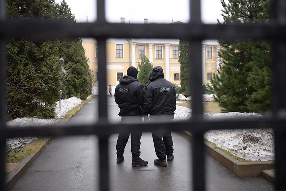 Ранним утром 7 марта в частный музей вошли следователи и представители ОМОНа Фото: Виктор ГУСЕЙНОВ