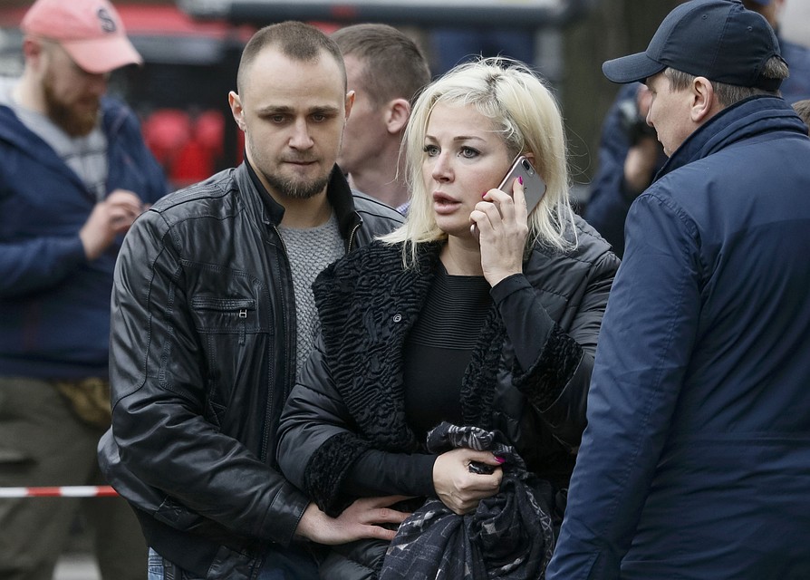 Супруга экс-депутата - Мария Максакова - на месте его убийства. Фото: REUTERS