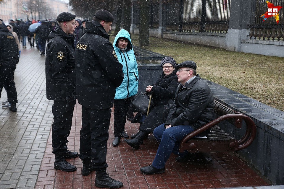 Милиция интересовалась, с какой целью люди здесь находятся. Фото: Павел МАРТИНЧИК