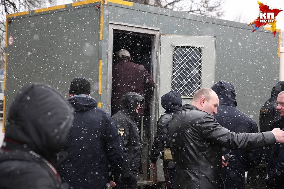 Автозаки стояли и во дворах на подступах к проспекту Независимости. Фото: Павел МАРТИНЧИК