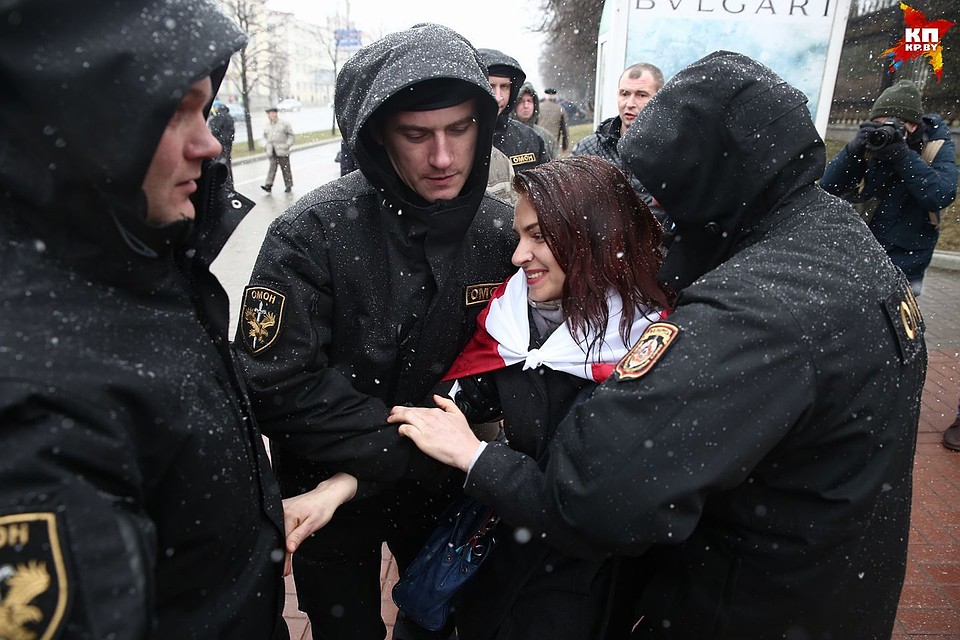 Одного человека могли задерживать трое сотрудников ОМОН. Фото: Павел МАРТИНЧИК